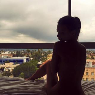 Emily Ratajkowski feet photo thumbnail