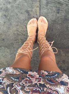 Emily Ratajkowski feet photo thumbnail