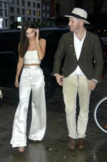 Emily Ratajkowski feet photo thumbnail