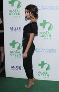 Emily Ratajkowski feet photo thumbnail