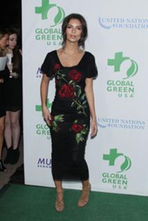 Emily Ratajkowski feet photo thumbnail