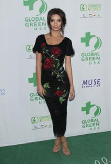 Emily Ratajkowski feet photo thumbnail
