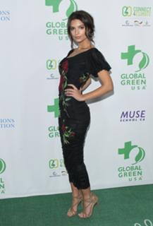 Emily Ratajkowski feet photo thumbnail