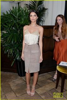 Emily Ratajkowski feet photo thumbnail