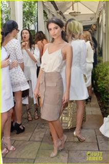 Emily Ratajkowski feet photo thumbnail