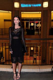 Emily Ratajkowski feet photo thumbnail