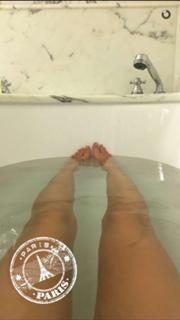 Emily Ratajkowski feet photo thumbnail