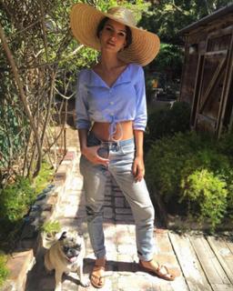 Emily Ratajkowski feet photo thumbnail