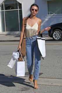 Emily Ratajkowski feet photo thumbnail