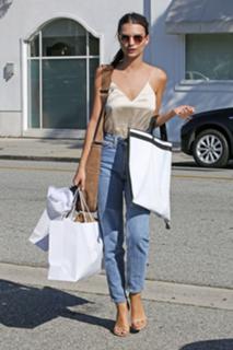 Emily Ratajkowski feet photo thumbnail