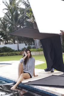 Emily Ratajkowski feet photo thumbnail