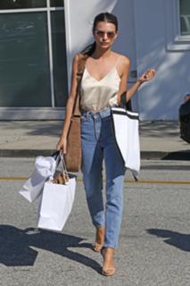 Emily Ratajkowski feet photo thumbnail