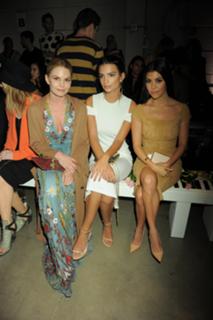 Emily Ratajkowski feet photo thumbnail