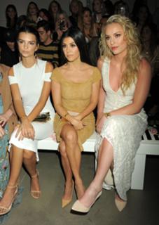 Emily Ratajkowski feet photo thumbnail