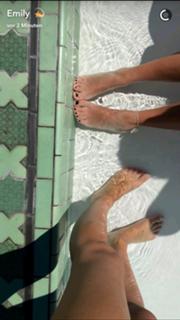 Emily Ratajkowski feet photo thumbnail