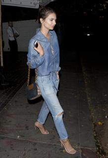 Emily Ratajkowski feet photo thumbnail
