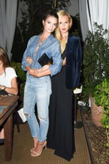 Emily Ratajkowski feet photo thumbnail