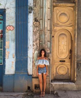Emily Ratajkowski feet photo thumbnail