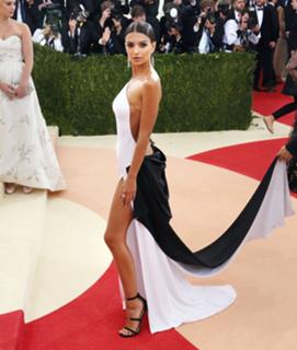 Emily Ratajkowski feet photo thumbnail