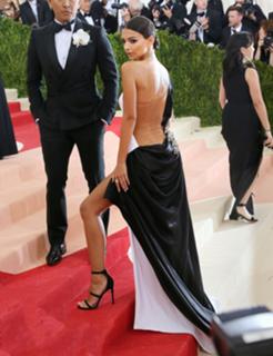 Emily Ratajkowski feet photo thumbnail