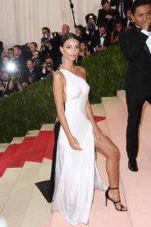 Emily Ratajkowski feet photo thumbnail
