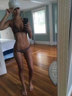 Emily Ratajkowski feet photo thumbnail