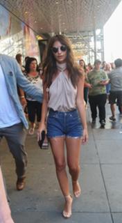 Emily Ratajkowski feet photo thumbnail