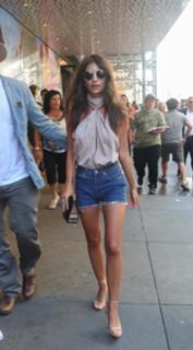 Emily Ratajkowski feet photo thumbnail