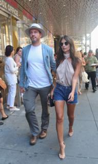Emily Ratajkowski feet photo thumbnail