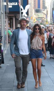 Emily Ratajkowski feet photo thumbnail