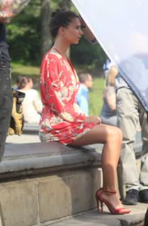 Emily Ratajkowski feet photo thumbnail