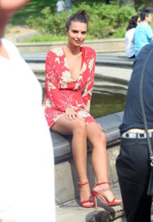 Emily Ratajkowski feet photo thumbnail