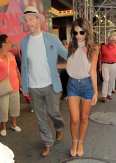 Emily Ratajkowski feet photo thumbnail