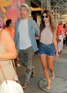 Emily Ratajkowski feet photo thumbnail