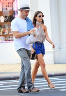 Emily Ratajkowski feet photo thumbnail