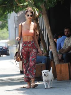 Emily Ratajkowski feet photo thumbnail