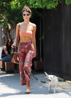 Emily Ratajkowski feet photo thumbnail