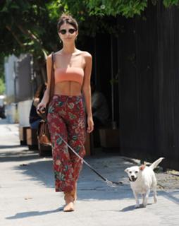Emily Ratajkowski feet photo thumbnail