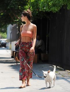 Emily Ratajkowski feet photo thumbnail