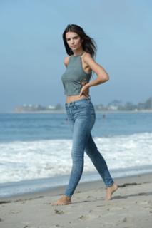 Emily Ratajkowski feet photo thumbnail