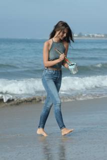 Emily Ratajkowski feet photo thumbnail