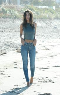 Emily Ratajkowski feet photo thumbnail