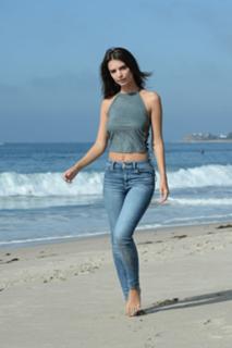 Emily Ratajkowski feet photo thumbnail