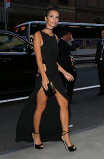 Emily Ratajkowski feet photo thumbnail