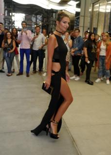 Emily Ratajkowski feet photo thumbnail
