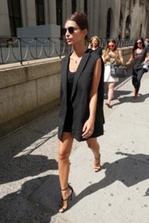 Emily Ratajkowski feet photo thumbnail