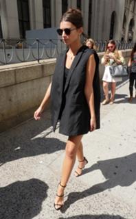 Emily Ratajkowski feet photo thumbnail