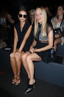 Emily Ratajkowski feet photo thumbnail