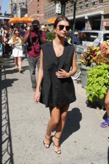 Emily Ratajkowski feet photo thumbnail