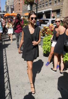 Emily Ratajkowski feet photo thumbnail